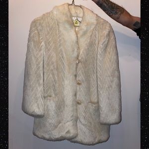 ᪥ Vintage Lilyan’s Philadelphia Sportowne Fur Coat ᪥